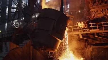 Fabrikada sıvı metal, dökümhane, eritme demir ve işleme. Patlama Fırını Çelik Üretim Çelik Fabrikası.