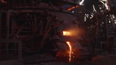 Fabrikada sıvı metal, dökümhane, eritme demir ve işleme. Patlama Fırını Çelik Üretim Çelik Fabrikası.