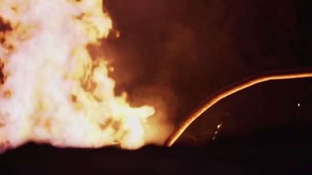 Découpe de gaz de tuyaux en acier intérieur de l'usine métallique. Sparks production de tuyaux en acier volant. Tôle de coupe de gaz avec éclat lumineux dans l'usine . — Video