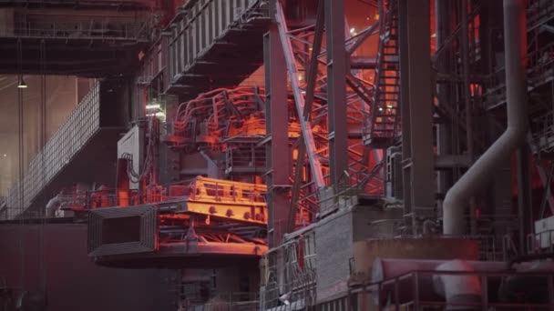 工場、重工業、エンジニアリングのホットワークショップで冶金生産、機器。ストック映像だ。製鉄所内の様子. — ストック動画