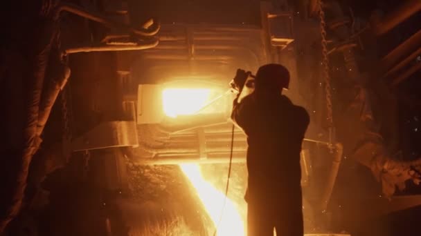 Metallurgist Job Worker In A Steel Plant Hot Molten Metal Pouring. Blast Furnace Steel Production Steel Works. Pouring Hot Liquid Metal From Furnace Metallurgical Plant. Worker Heavy Industry Factory. — Stock Video