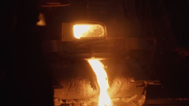 Flüssiges Metall in der Fabrik, Gießerei, Schmelze und Verarbeitung. Hochofen Stahlproduktion Stahlwerk. — Stockvideo