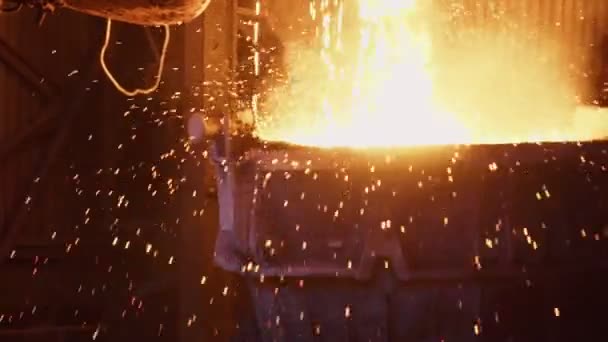 Metallo liquido in fabbrica, fonderia, ghisa e lavorazione. Blast Furnace Produzione di acciaio Acciaierie . — Video Stock