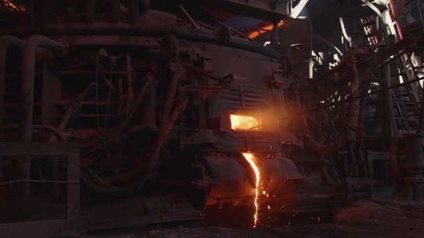 Vloeibaar metaal in de fabriek, gieterij, smeltijzer en verwerking. Blast Furnace Staalproductie Staalfabrieken. — Stockvideo