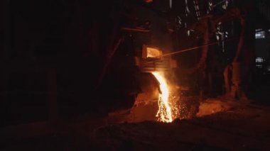 Fabrikada sıvı metal, dökümhane, eritme demir ve işleme. Patlama Fırını Çelik Üretim Çelik Fabrikası.