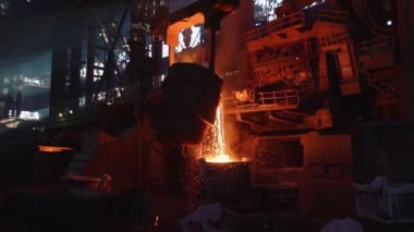 Fabrikada sıvı metal, dökümhane, eritme demir ve işleme. Patlama Fırını Çelik Üretim Çelik Fabrikası.