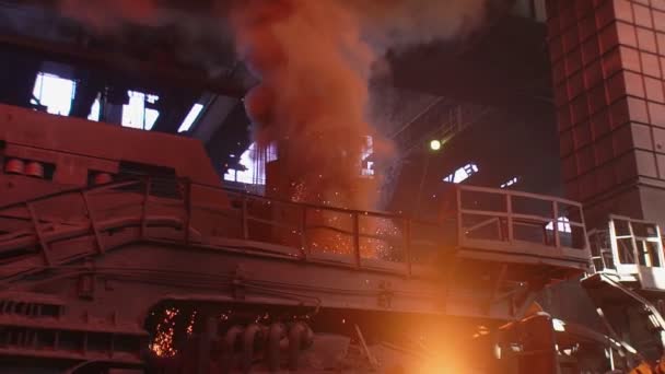 Cięcie gazem rur stalowych wnętrze fabryki metalu. Iskry latające produkcji rur stalowych. Blacha stalowa do cięcia gazu z jasnym połyskiem w fabryce. — Wideo stockowe