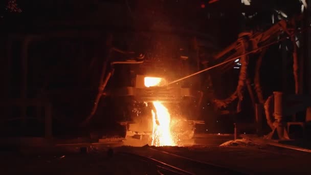 Metal líquido en la fábrica, fundición, fundición de hierro y procesamiento. Explosión Horno Producción de acero Trabajos de acero . — Vídeo de stock