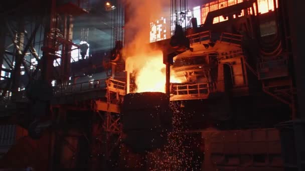 Vloeibaar metaal in de fabriek, gieterij, smeltijzer en verwerking. Blast Furnace Staalproductie Staalfabrieken. — Stockvideo