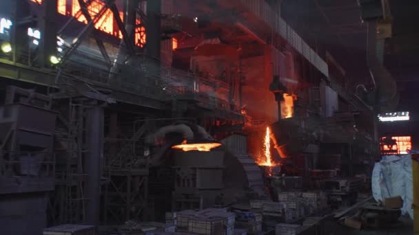 Metallurgische productie, apparatuur in de warme werkplaats in de fabriek, zware industrie, engineering. Voorraadbeelden. Uitzicht binnen in de staalfabriek. — Stockvideo