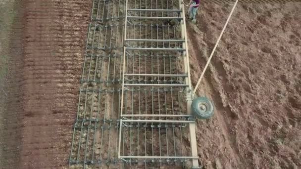 Vista aérea superior de uma colheitadeira ceifando aveia em um campo de fazenda . — Vídeo de Stock