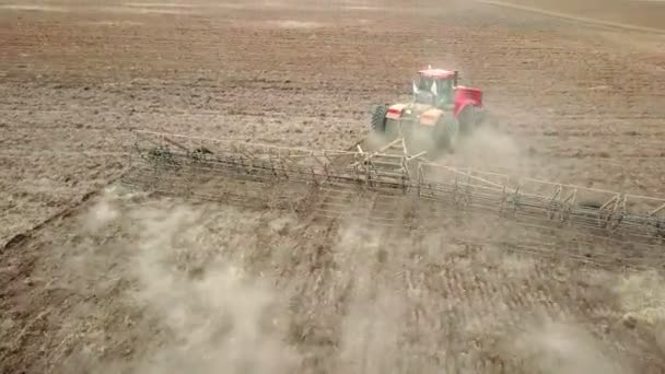 Sett fra luften fra jordbrukstraktorer pløying og sprøyting på jorder – stockvideo
