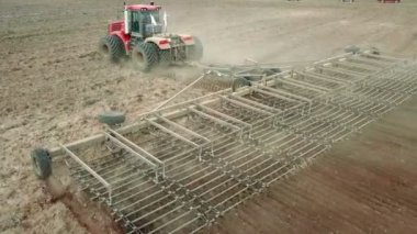 Bir tarlada yulaf toplayan hasat makinesinin havadan görünüşü.