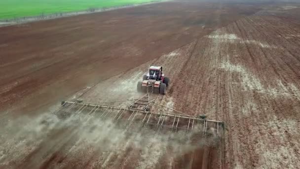 Bovenaanzicht vanuit de lucht van een oogstmachine die haver oogst in een landbouwbedrijf. — Stockvideo