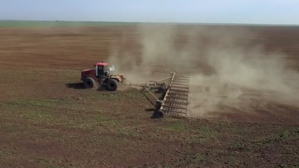 Vue aérienne d'une moissonneuse-batteuse récoltant de l'avoine dans un champ agricole .