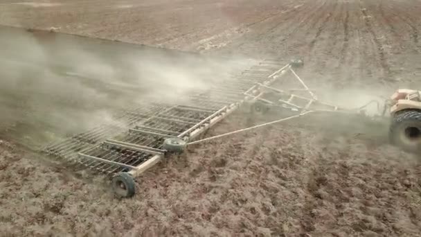 Vista aérea del campo de trigo pulverizado tractor . — Vídeo de stock