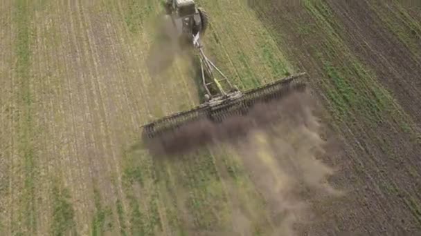 Buğday püskürten traktörün hava görüntüsü. — Stok video