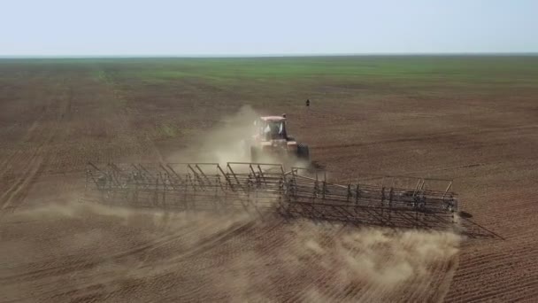 農場の畑でオート麦を刈る収穫者の空中トップビュー. — ストック動画