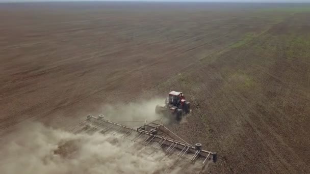 Vue aérienne du champ de blé pulvérisé par tracteur .