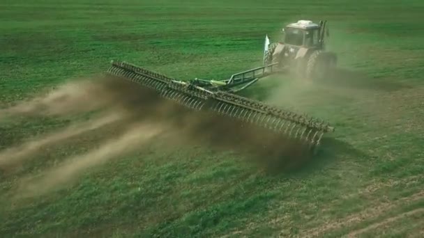 Luftaufnahme eines Traktors, der Weizenfeld versprüht. — Stockvideo