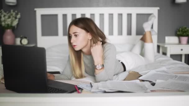 Mujer feliz escuchar la música y chutting en las redes sociales — Vídeo de stock