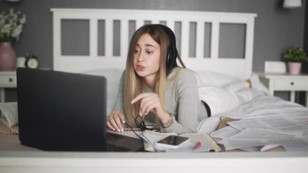 Junge Studenten tragen Kopfhörer online mit Internet-Lehrer lernen Sprache sprechen Blick auf Laptop. — Stockvideo