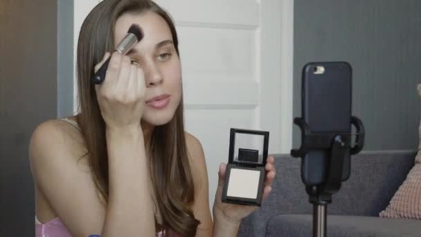 Belle femme utiliser brosse tout examen maquillage tutoriel diffusion vidéo en direct sur le réseau social par Internet . — Video