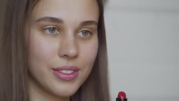 Молодая женщина известный блоггер, используя кисть и розовый макияж помады. красивая женщина показывает косметику и губы в прямом эфире магазин онлайн видео потокового . — стоковое видео