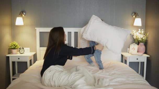 Мати грає з милою дочкою на ліжку — стокове відео
