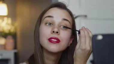 Makyaj vlogcusu etkileyicisini kapat ve kozmetik ürün açıklayıcı video oluştur. Genç kadın kişisel makyaj videosu için yeni bir bölüm çekiyor.