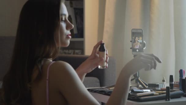 Rückansicht der schönen Frau verwenden Pinsel, während Überprüfung Make-up-Tutorial Live-Video übertragen, um soziale Netzwerke über das Internet. — Stockvideo