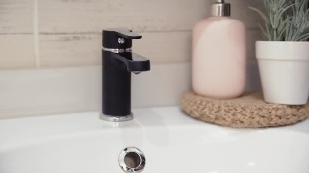 Close up de mulher leva uma escova de dentes de bambu e limpa com água — Vídeo de Stock
