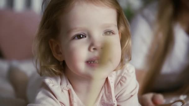 Крупный план маленькой девочки, чистящей зубы бамбуковой зубной щеткой — стоковое видео