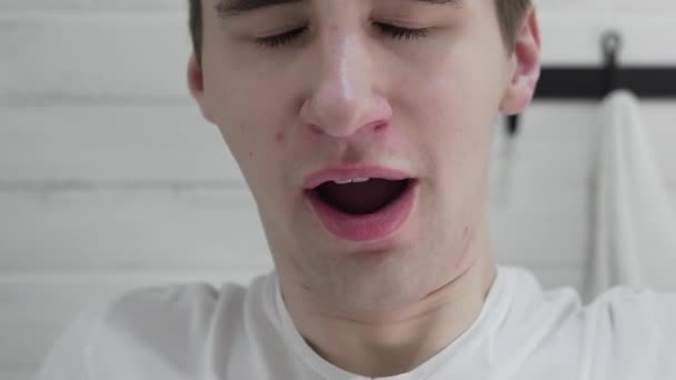 Jongeman in de ochtend strekt zich uit en borstel tanden met bamboe tandenborstel — Stockvideo