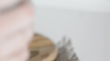 İnsanoğlu bambu tüpünü su ve limonla cama yapıştırıyor.