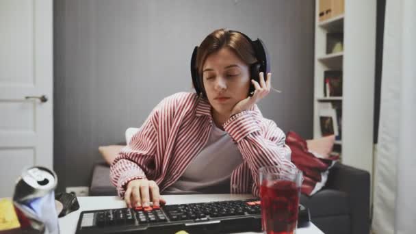 若いプロゲーマーサイバースポーツ女性は自宅で彼女のコンピュータ上でビデオゲームをプレイ — ストック動画