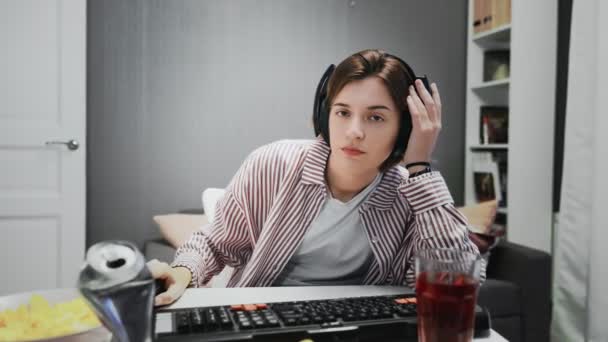 ( 영어 ) Young Pro Gamer Girl with headphones Playing in Online Video Game with mouse with home — 비디오