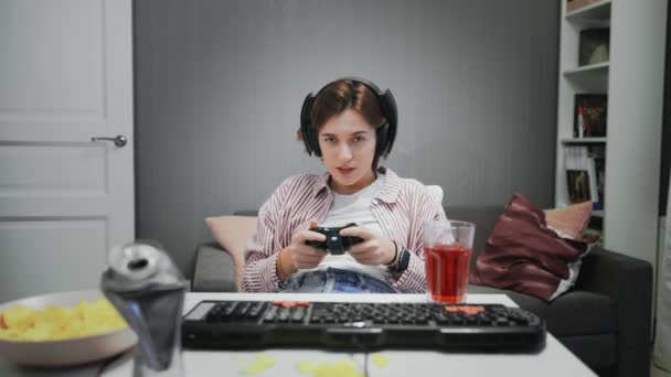 Zklamání Pro Gamer Girl hraje v online videohře a prohrává — Stock video