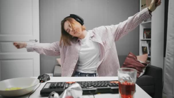 Emocionado Pro Gamer Girl con auriculares escuchando la música y bailando — Vídeos de Stock