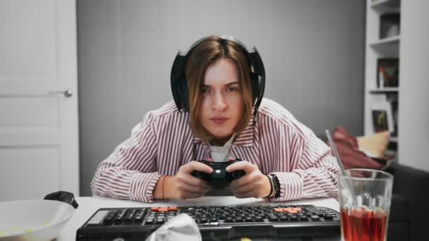Концентрированная девушка-геймер, играющая в видеоигры на консоли — стоковое видео