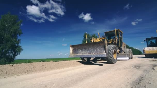 Vrachtwagens, graafmachines en reparaties van wegen op het platteland. — Stockvideo