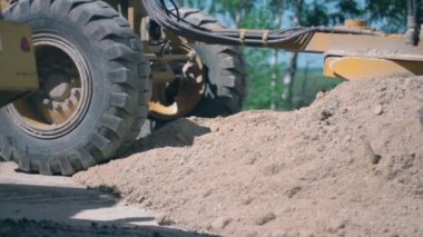Yol çalışıyor. Traktör kırsal alanda zemini düzleştiriyor. Yavaş çekim