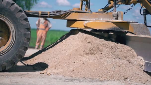 Straßenbauarbeiten. Traktor ebnet den Boden in der ländlichen Landschaft. Zeitlupe — Stockvideo