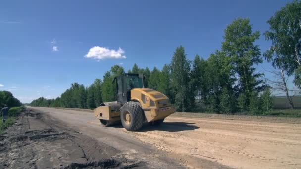 Schwerer Walzenstapel und Pressboden. — Stockvideo