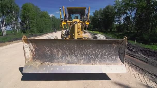 El camino funciona. Movimiento cámara abajo de la excavadora en la reparación de la carretera — Vídeo de stock