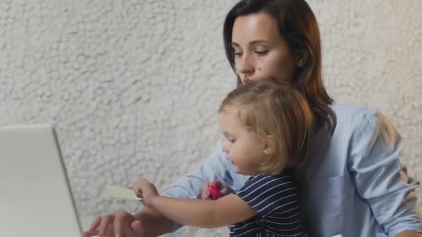 Madre che lavora da casa con il bambino. Piangere bambino e donna stressata. Resta a casa. — Video Stock