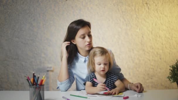 Junge weibliche Babysitter Mutter Unterricht glücklich niedliches Kind Tochter zeichnen Buntstifte zusammen, glücklich erwachsene Mutter Lehrer helfen kleine Mädchen genießen kreative Kinderbetreuung Aktivitätskonzept zu Hause — Stockvideo