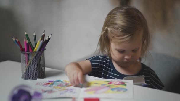 Närbild av lilla girll dvärg och leka med klipp — Stockvideo