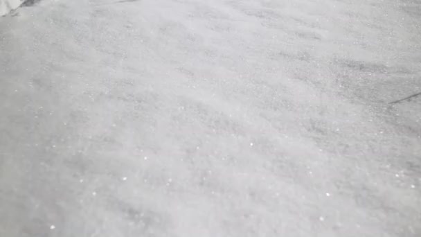 Primer plano de las piernas femeninas camina sobre la nieve — Vídeo de stock