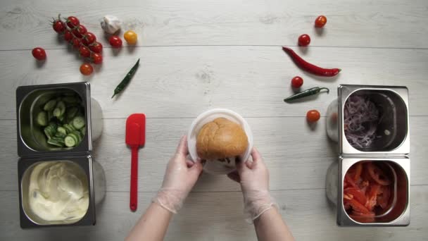 Vista superior de las manos del chef profesional en guantes haciendo shawarma en pan — Vídeo de stock